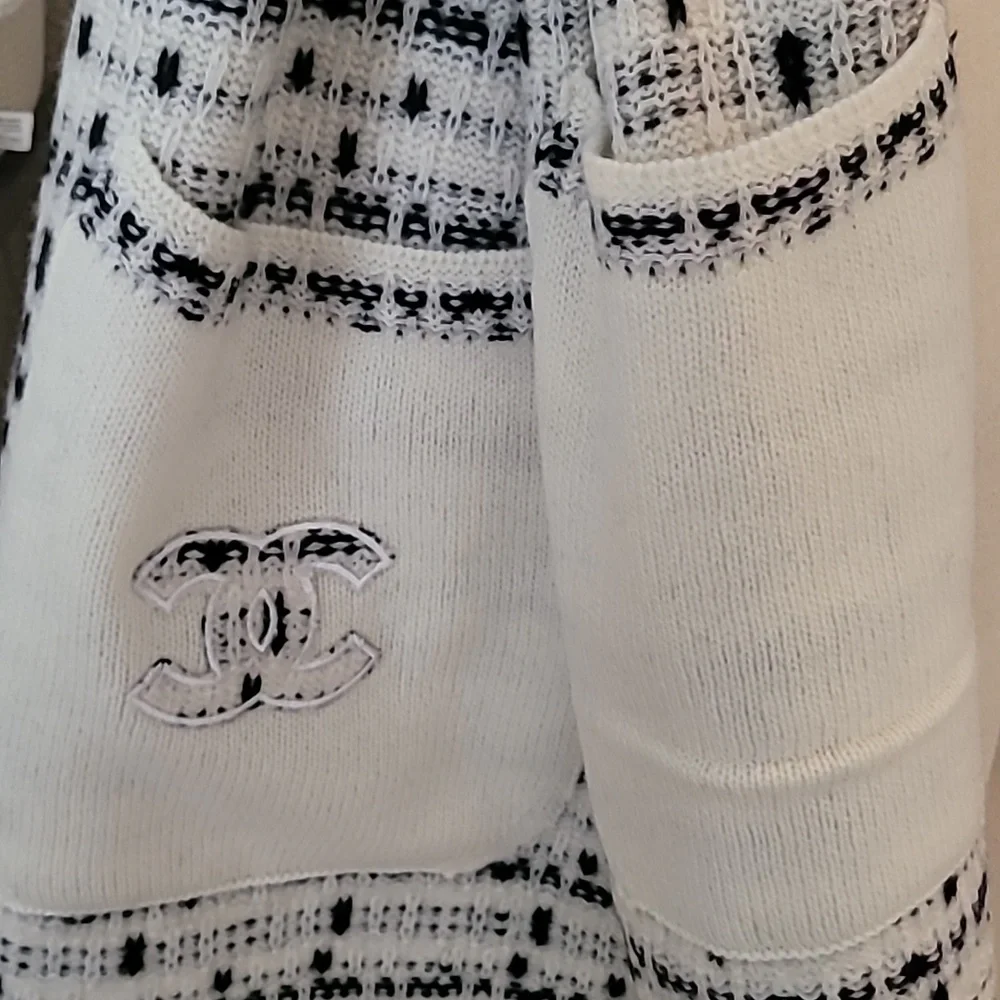 CHANEL Cream Knit Top with Black-Trim CC Patch - Picture 7 of 10